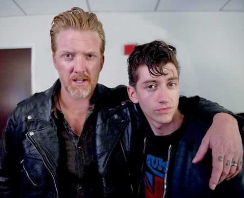 Josh Homme tira o dele da reta quanto à mudança no som dos Arctic Monkeys, ou algo assim